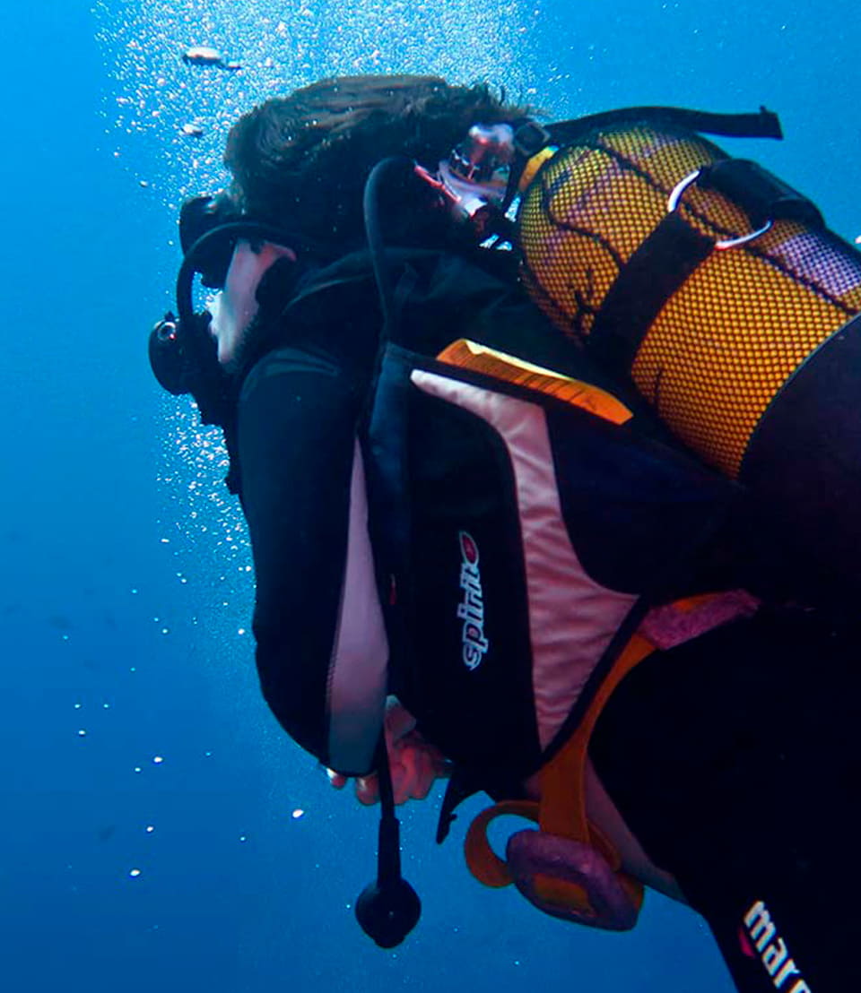 Diver with cylinder doing a dive